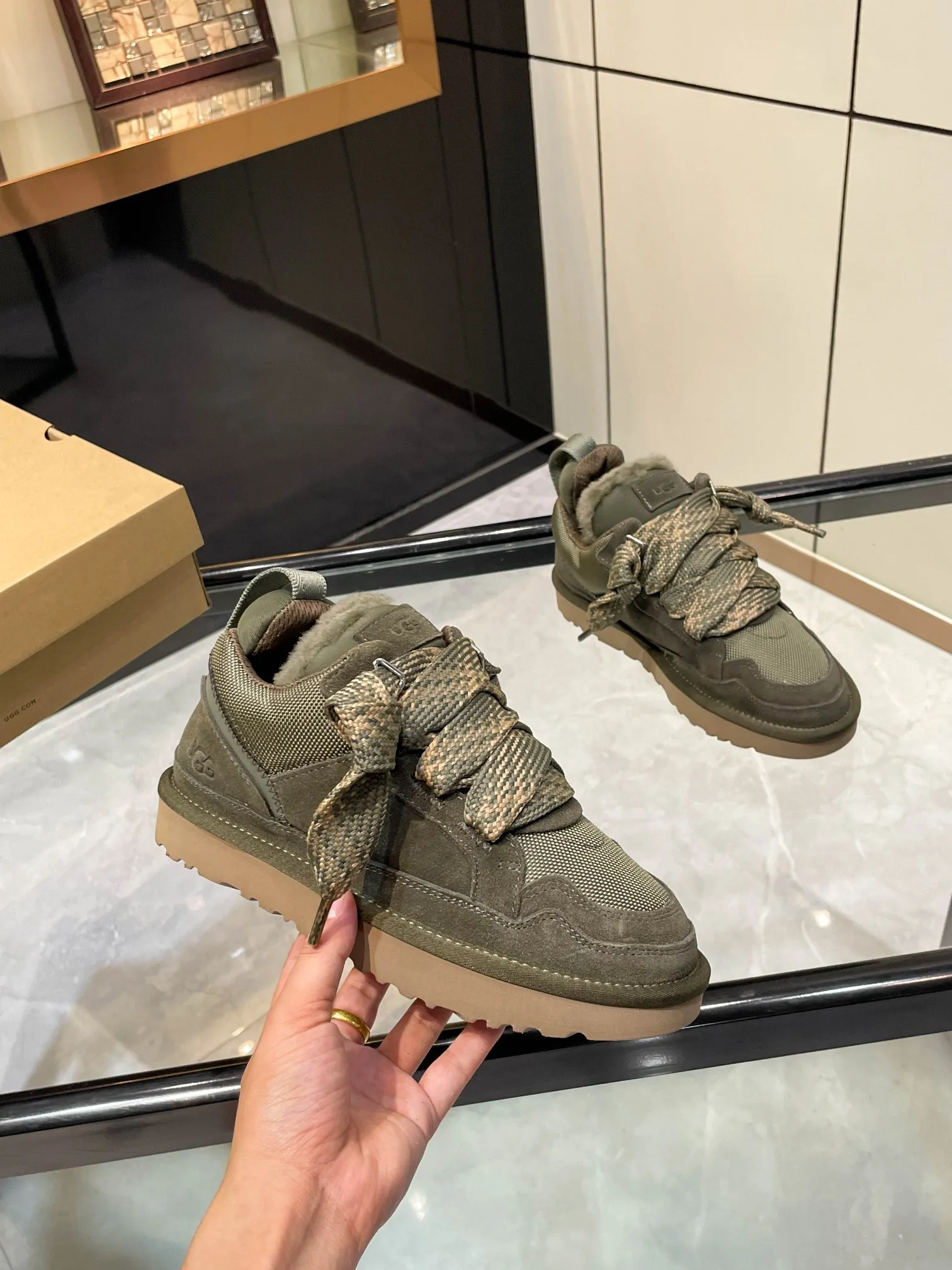 Men's men's shoes P540! UGG~25vs popular platform thick-soled casual shoes series... [Round-toe thick-soled casual shoes] A shoe that does not clash with shirts, simple partition design ➕ spotted outsole, silk curls on the upper, a must-have for autumn and winter, can be worn with any pants or skirt, very comfortable and beautiful on the feet... ❶Material: Original customized cow ➕Breathable mesh ❷Inner lining: Original customized wool ❸ Foot pads: Original customized sheepskin ❹Outsole: Original molded wear-resistant velvet foam outsole ❺Number of codes: 35-41 ❻Packaging: Original full set of packaging ☀Color: Official website updated simultaneously